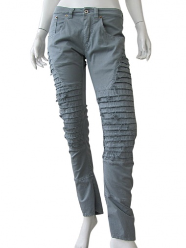 Vic-Torian Jeans with frayed relief